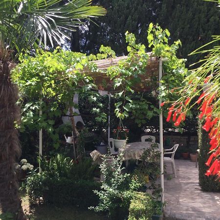 Garden Apartment Kaštela Buitenkant foto