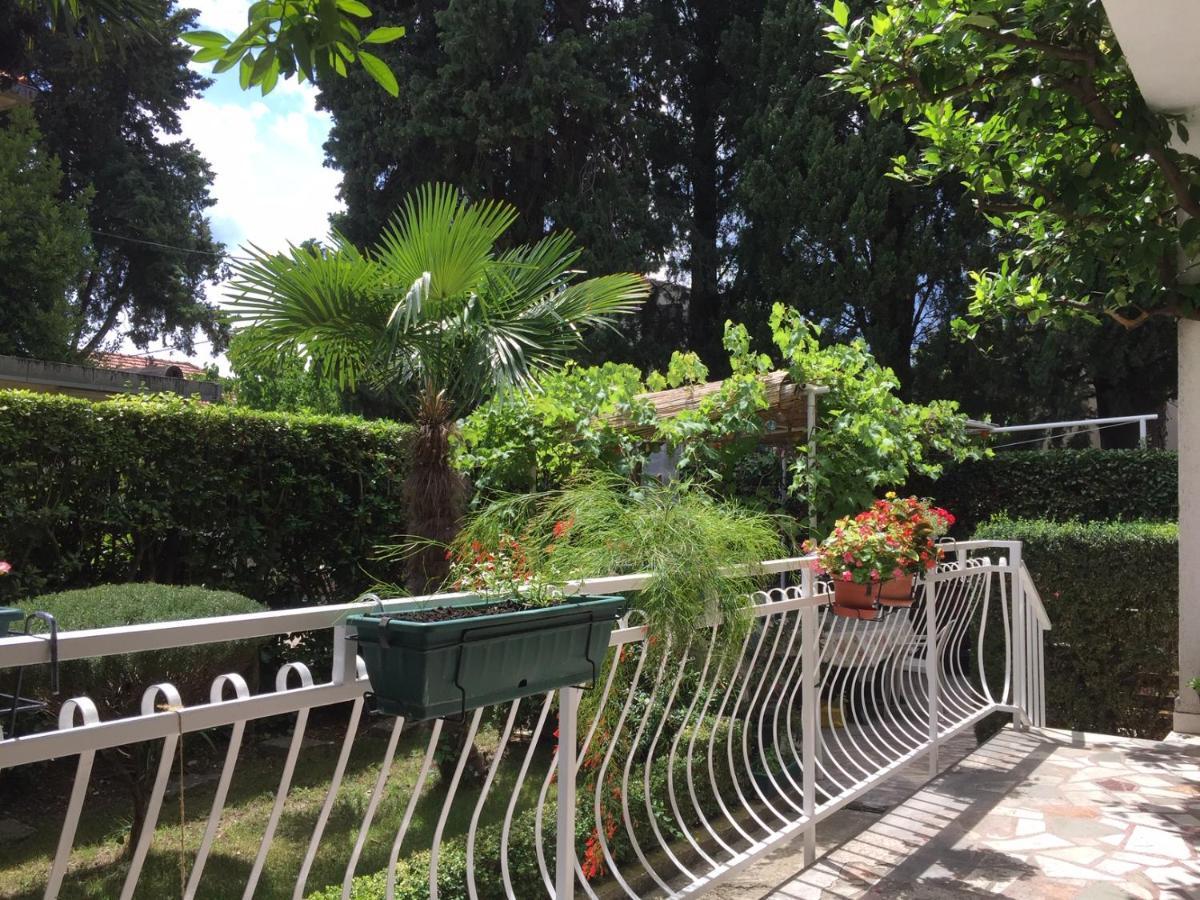 Garden Apartment Kaštela Buitenkant foto